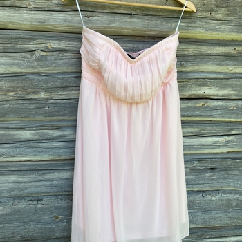 Vaaleanpunainen mekko