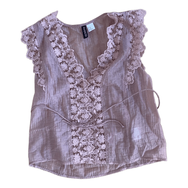 Lyserød bluse med blonder