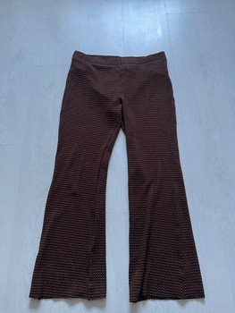 Leveälahkeiset rantahousut