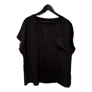 Musta lyhythihainen paita