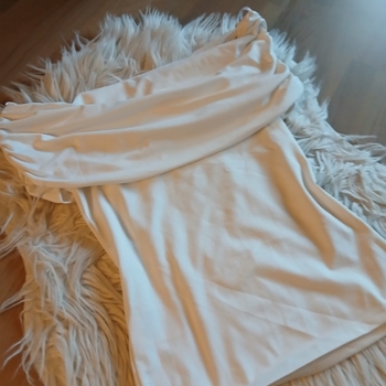 Valkoinen off-shoulder toppi