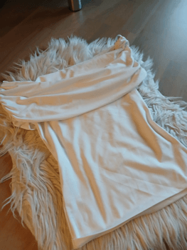 Valkoinen off-shoulder toppi