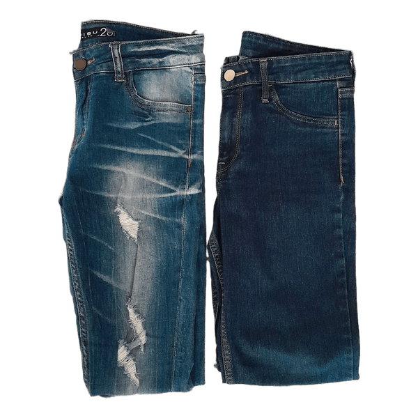 Kahdet siniset skinny farkut