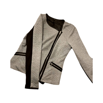 Harmaa takki mustilla yksityiskohdilla