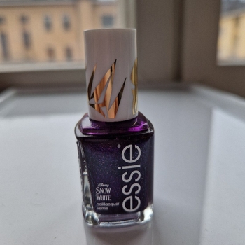 Essien "Tempted With Envy" -niminen kynsilakka