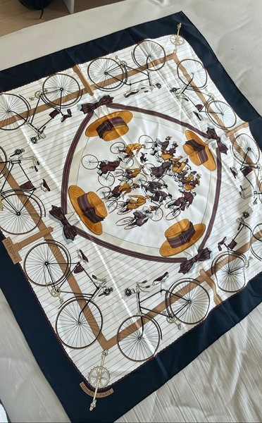 Hermes Les Becanes scarf