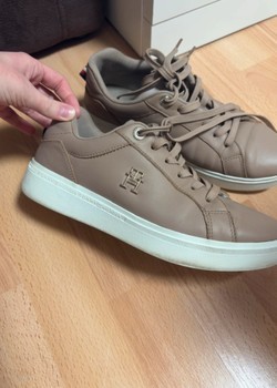 Tommy Hilfiger beige sneakers