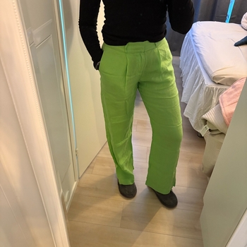 vihreät suorat housut