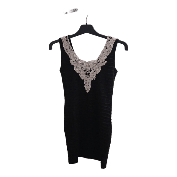 Black sleeveless lace dress
