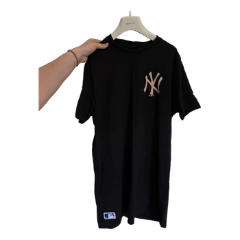 New Era black and pink t-shirt