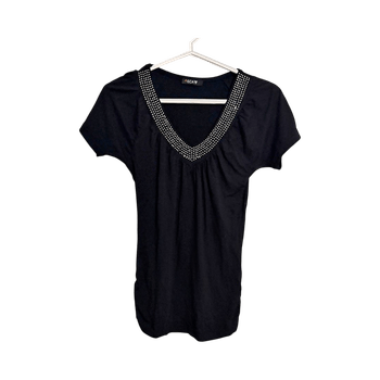 Musta V-kauluspaita strasseilla