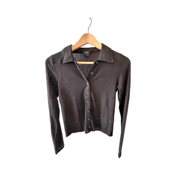 Musta pitkähihainen