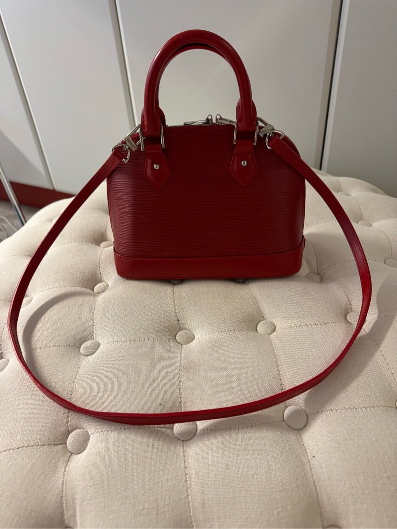 Punainen Louis Vuitton käsilaukku
