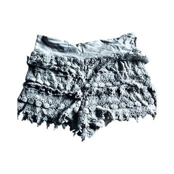 Beiget röyhelö shortsit