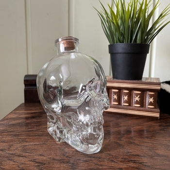 600 ml Glass skull bottle with cork