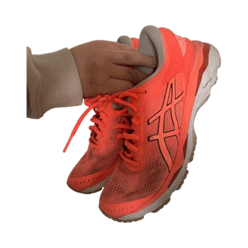 Oranssit juoksukengät