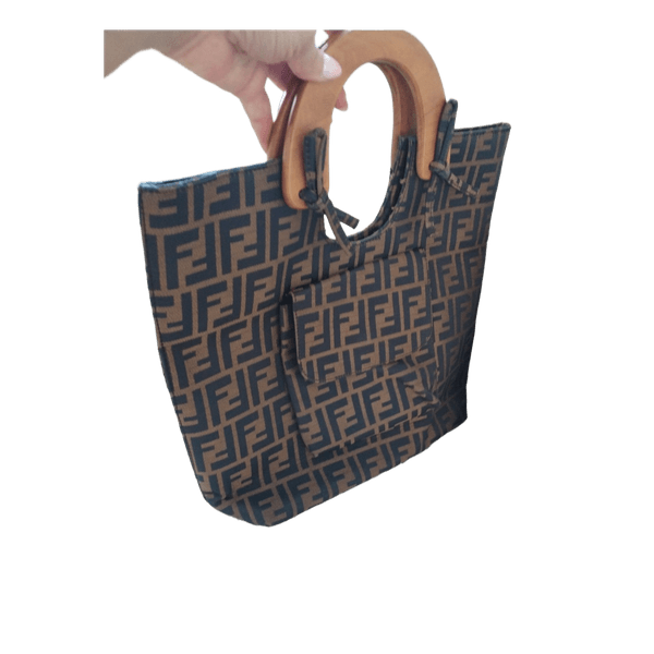 Fendi laukku puukahvoilla