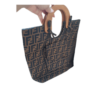 Fendi laukku puukahvoilla