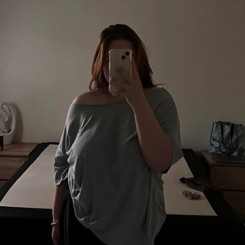 Off shoulder t-paita