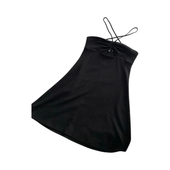 Musta hihaton minimekko