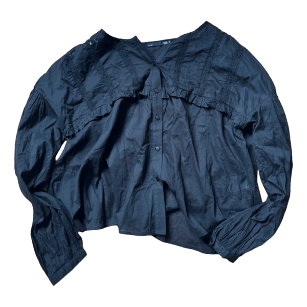 Sort bluse med flæser