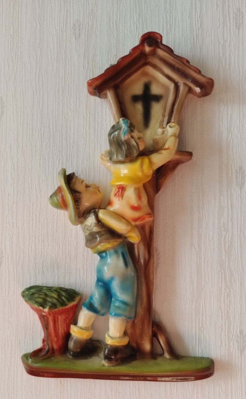 Vintage punasavi posliinikoriste-esine seinälle