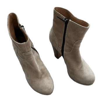 Apair boots