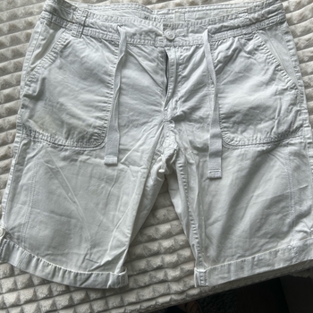 valkoiset shortsit naisille