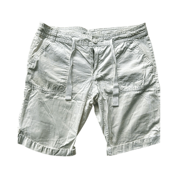 valkoiset shortsit naisille