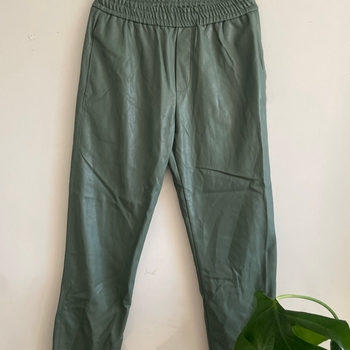 Vihreät nahkajäljitelmä housut