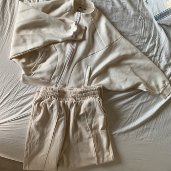 Adidas x Karlie Kloss juoksuhousut ja juoksutakki