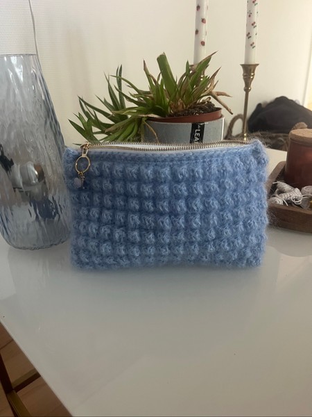 Lyseblå hæklet clutch