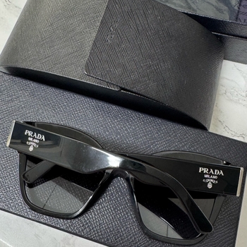 Prada aurinkolasit