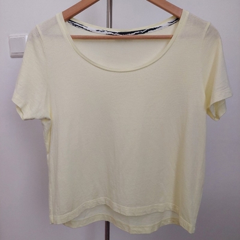 Vaaleankeltainen cropped T-paita