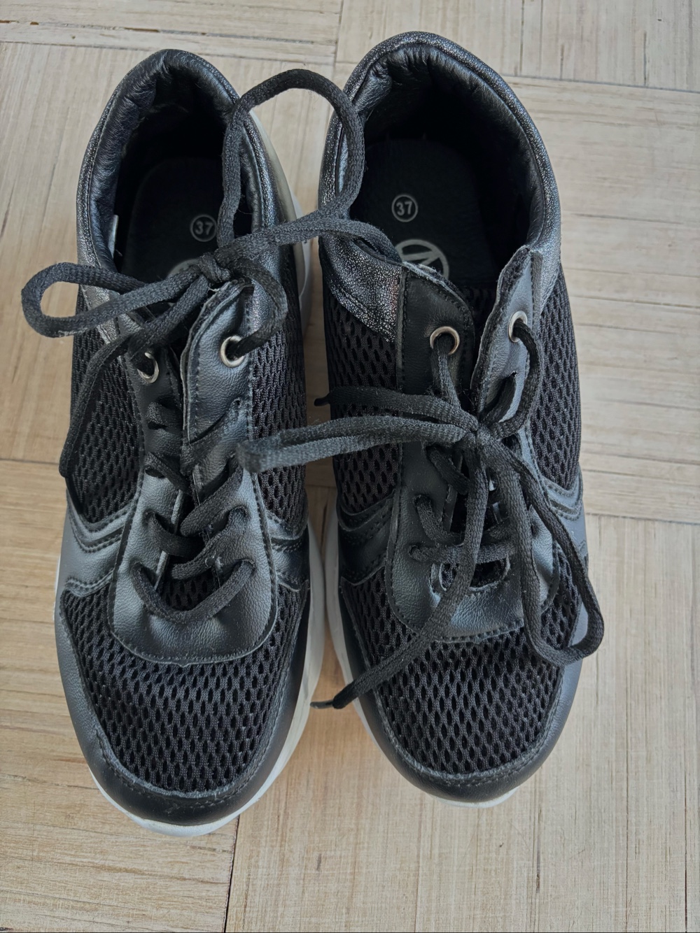Black mesh sneakers