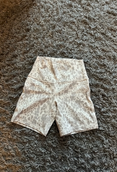 Lululemon urheilushortsit