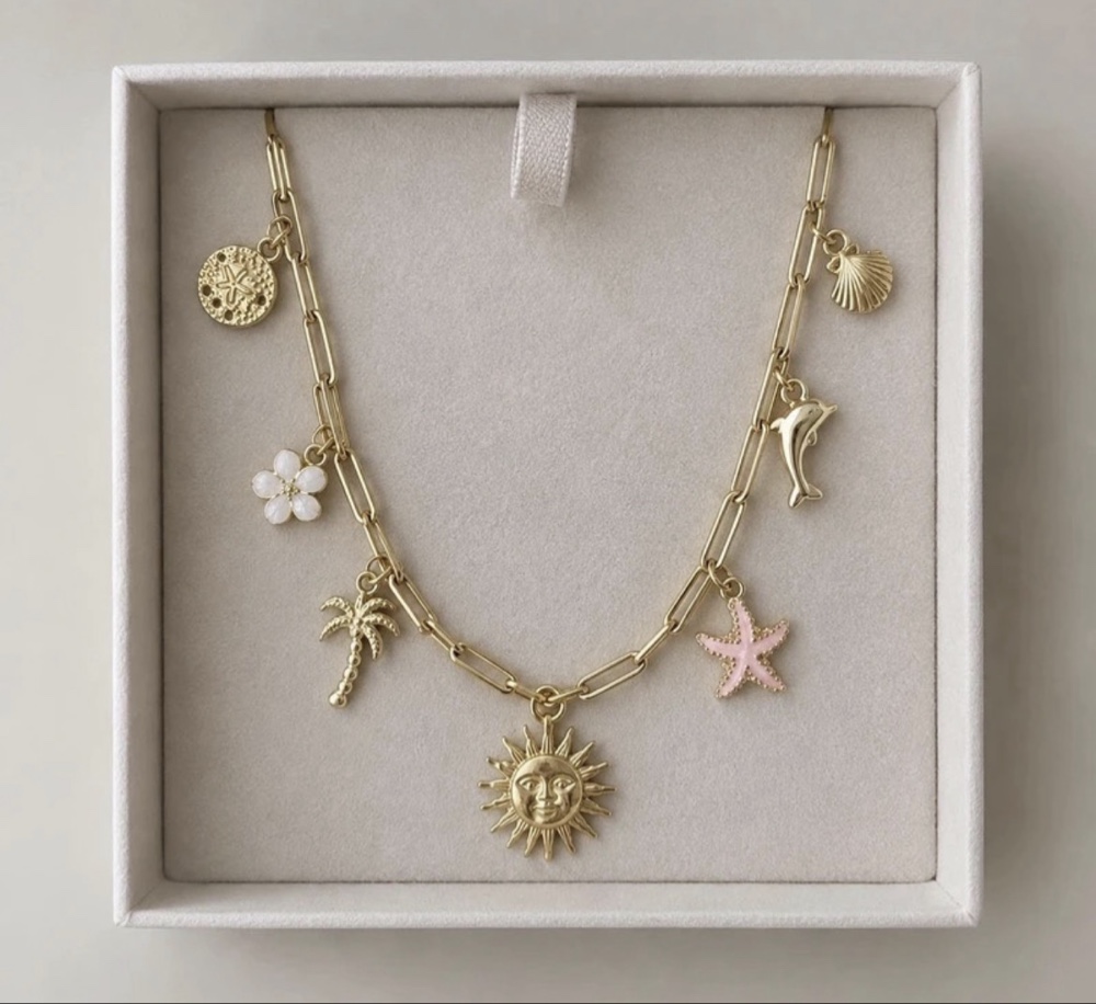 Handmade Guldfarvet halskæde med charms — Secondhand Halskæder — DKK 100.00