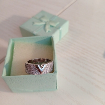 Silver v-shaped ring with stones