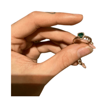 Kultainen sydänsormus sekä hopea romus