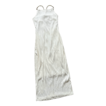 Valkoinen helmillä koristeltu mekko