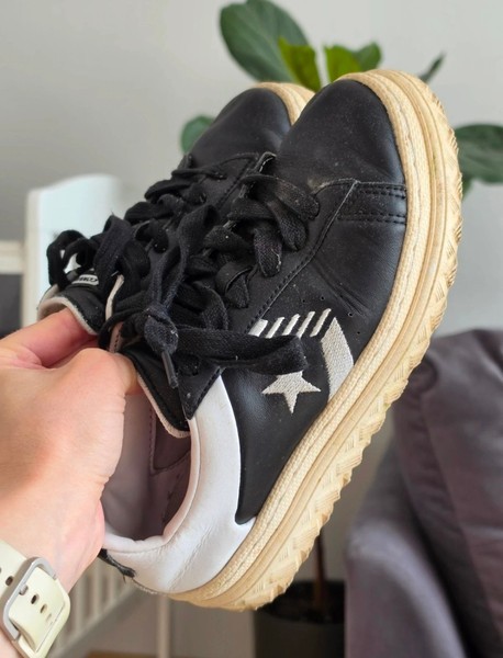 Juodi Converse odiniai sportbačiai.