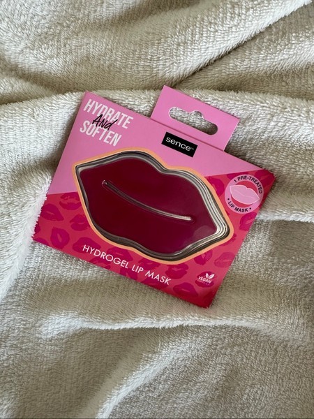 Hydrogel lip mask