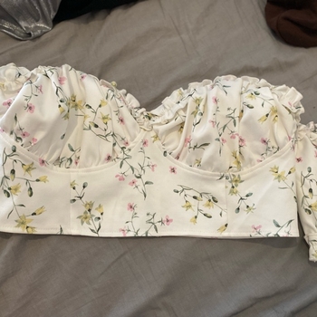 valkoinen kukkakuvioinen crop top