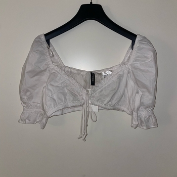 White puff sleeve crop top