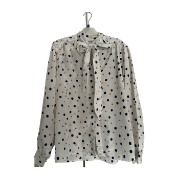 valkoinen pilkullinen paita