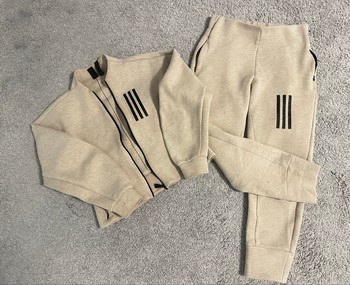 Adidas smėlio spalvos sportinis kostiumas