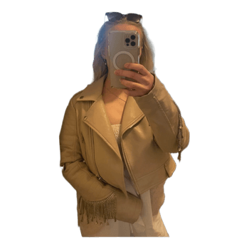 Beige nahkatakki hapsuilla