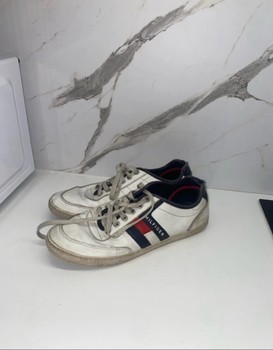 Valkoiset Hilfiger tennarit