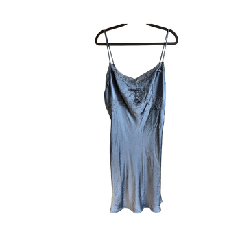 Sininen satiininen mekko