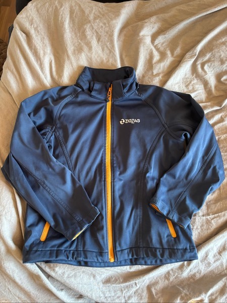 Blå zigzag softshell jakke